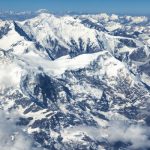 Gunung tertinggi di dunia, Gunung Everest saat ini lebih tinggi 86 centimeter dari yang tercatat sebelumnya (Foto: Aljazeera/AP)