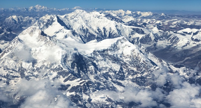 Gunung tertinggi di dunia, Gunung Everest saat ini lebih tinggi 86 centimeter dari yang tercatat sebelumnya (Foto: Aljazeera/AP)