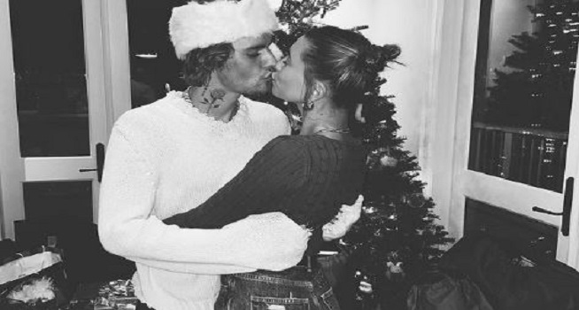 Justin Bieber dan Hailey Baldwin membagikan momen kebahagiannya saat malam Natal (Foto: Instagram @justinbieber)