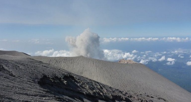  Gunung  Semeru  Luncurkan Awan Panas Hari  Ini  550 Warga 