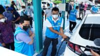 Menteri BUMN Erick Thohir saat melakukan uji coba mobil listrik dan pengecekan kesiapan stasiun pengisian kendaraan listrik (charging station) di Bali, Sabtu (02/01/2021). (Foto: Humas Kementerian BUMN)