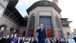 Presiden Turki Recep Tayyip Erdogan meresmikan sebuah masjid di Taksim Square, Istanbul yang sempat memicu gelombang protes pada 2013 (Foto: BBC/Reuters)