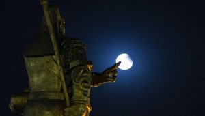 Penampakan supermoon di Kota Yuncheng di Cina Tengah (Foto: BBC/Getty Images)