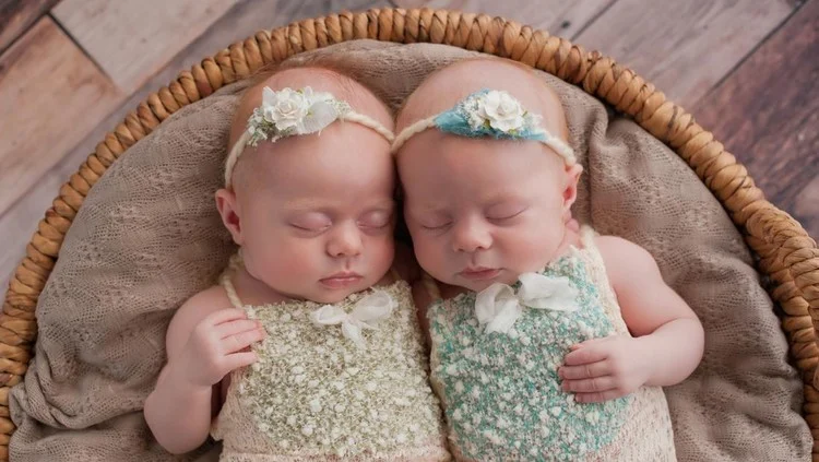 100 Pilihan Nama Anak Kembar Perempuan Islami: Tiga Kata, Modern, dan Terinspirasi Al-Qur'an