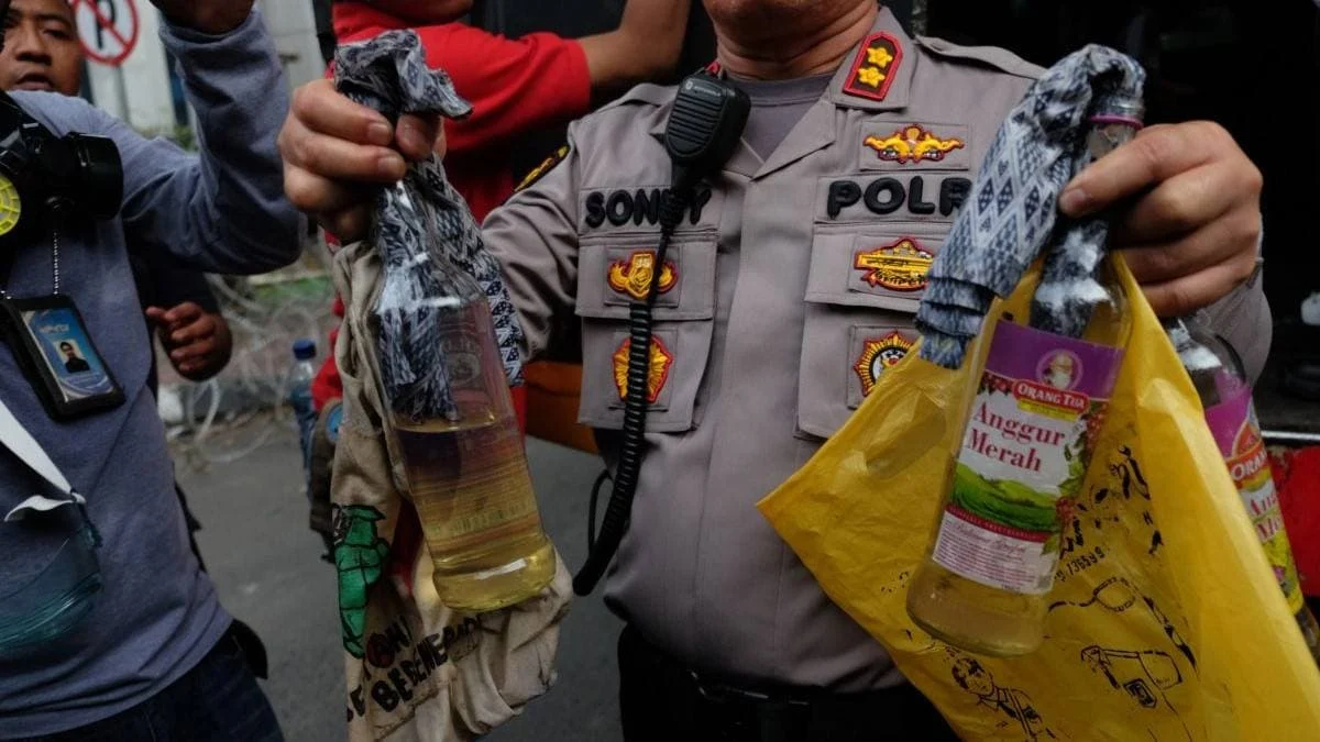 5 Fakta Mengejutkan Teror Bom Molotov di Rumah Kades Hoho