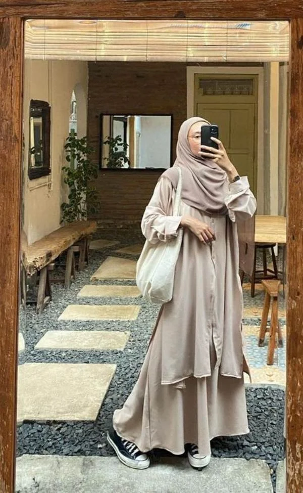 8 Ide Layering Hijab Syari Earth Tone yang Klasik dan Kekinian untuk Gaya Sehari-hari