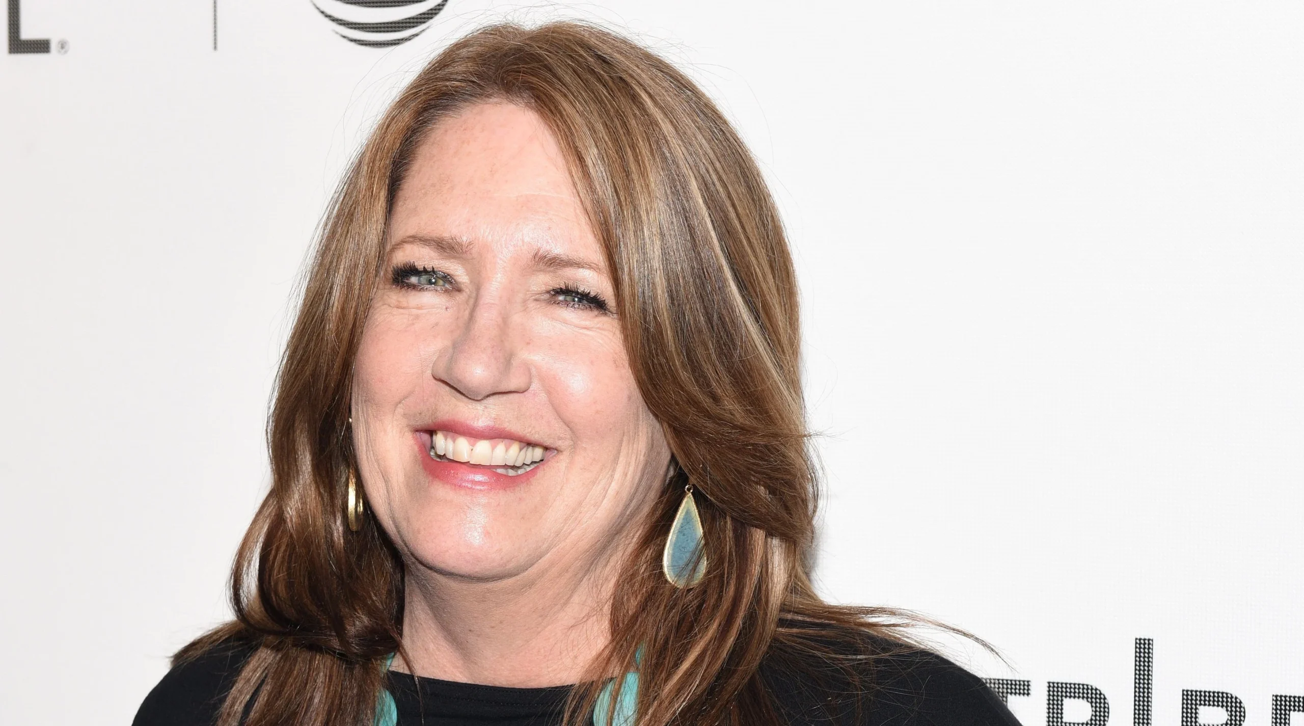 Ann Dowd Ungkap Kekuatan Karier Akting Tanpa Mengandalkan Penampilan Fisik