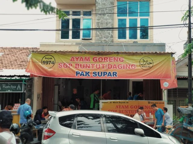 Antre Panjang demi Ayam Goreng Sayangan: Sajian Legendaris yang Disukai Nex Carlos di SemSemarang