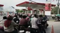 Antrean Panjang di SPBU Dhaka: BBM Jadi Barang Langka, Warga Panik