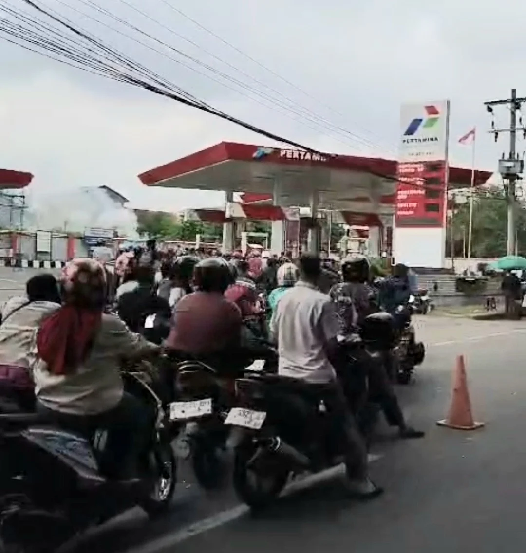 Antrean Panjang di SPBU Dhaka: BBM Jadi Barang Langka, Warga Panik
