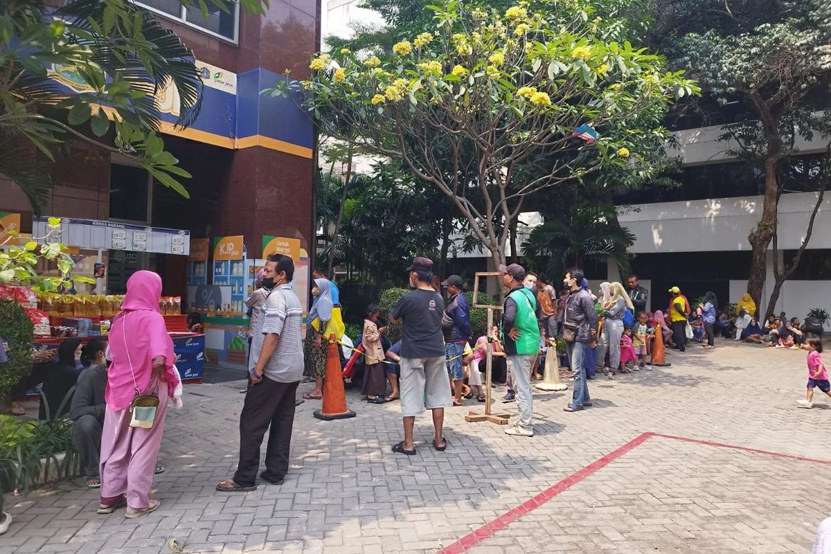 Antrean Panjang Sembako Murah KJP Mengular di Ulujami, Jakarta Selatan: Warga Berebut Bantuan Pangan