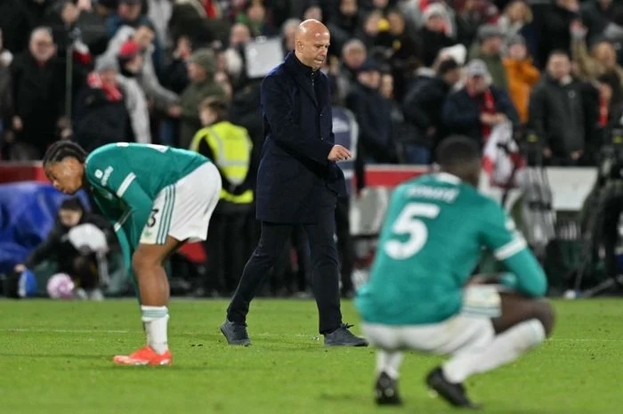 Arne Slot di Batas Pemecatan: Tekanan Besar Menghantui Nasib Manajer Liverpool