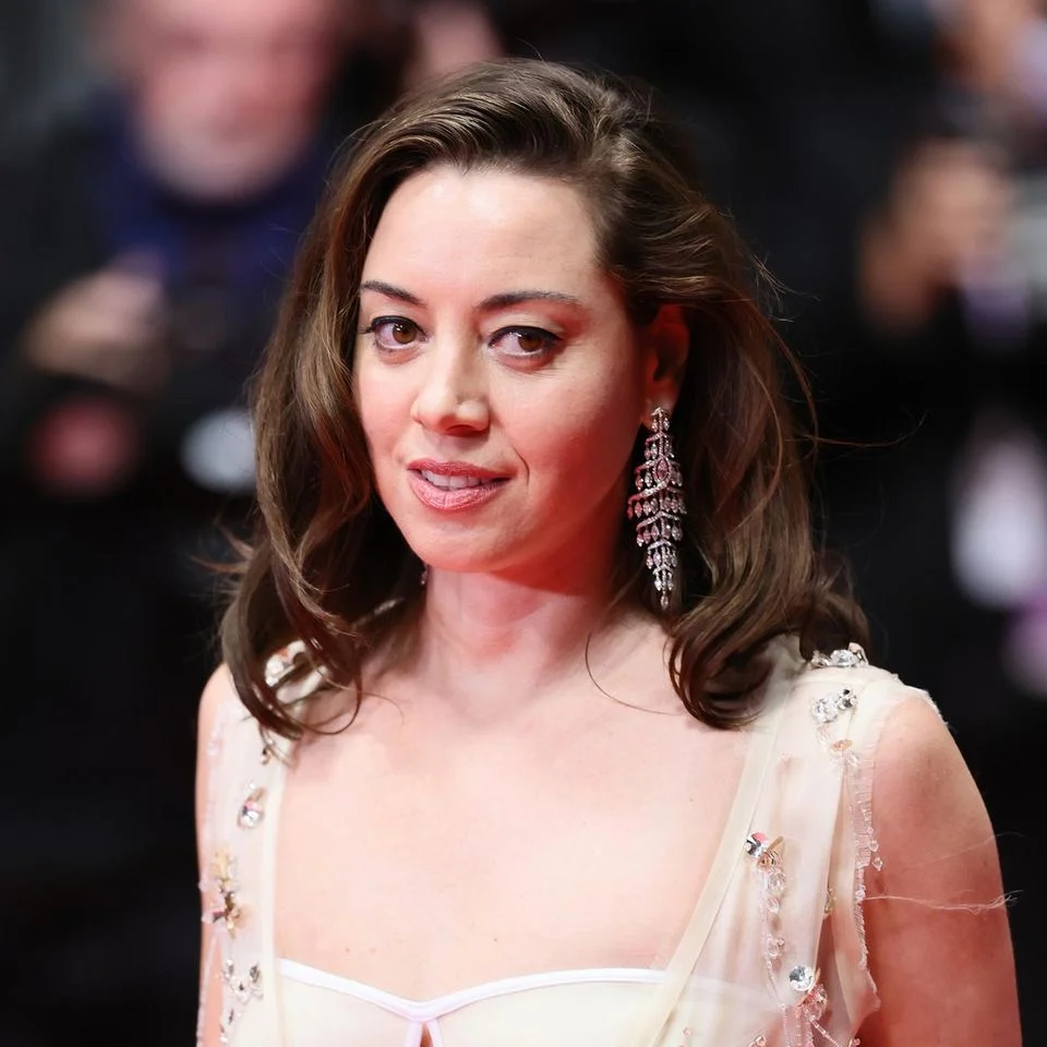 Aubrey Plaza Umumkan Kehamilan Pertama Bersama Christopher Abbott Setahun Setelah Kehilangan Suami