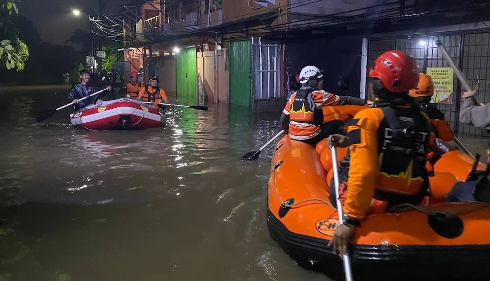 Banjir 1 Meter Rendam Perumahan Bukit Pamulang Indah, Ribuan Warga Dievakuasi Brimob Polda Metro Jaya