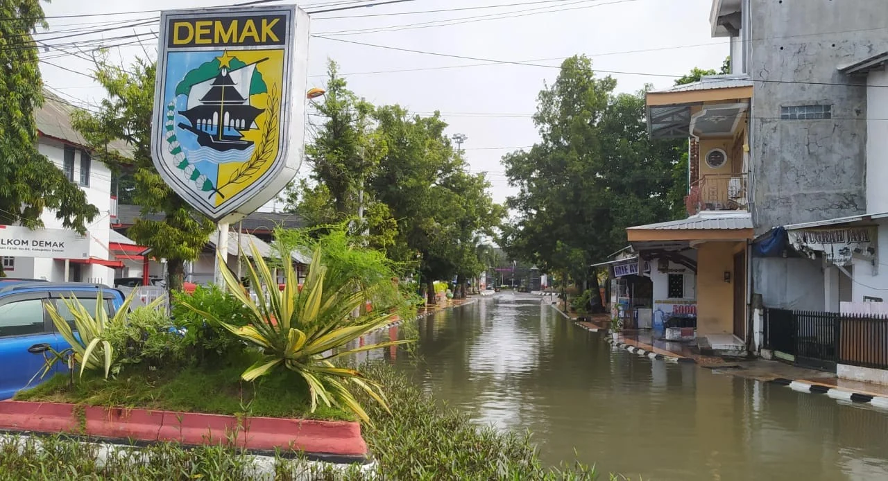 Banjir Demak Tinggi 1,5 Meter, 2.839 Warga Mengungsi; Akses Jalan Terputus