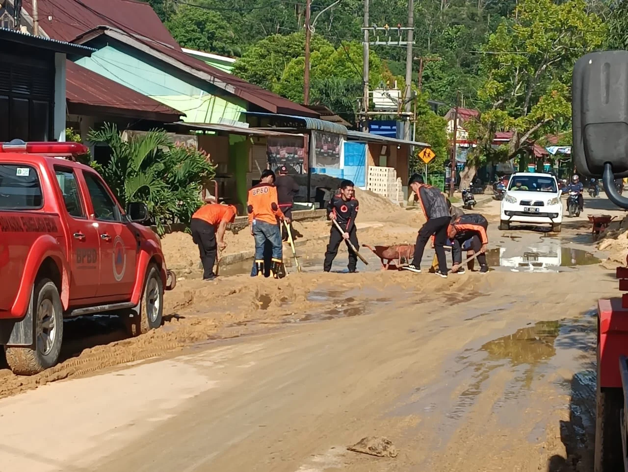 BPBD Demak Lakukan Aksi Cepat Distribusi Air Bersih dan Pembersihan Jalan Pasca Banjir