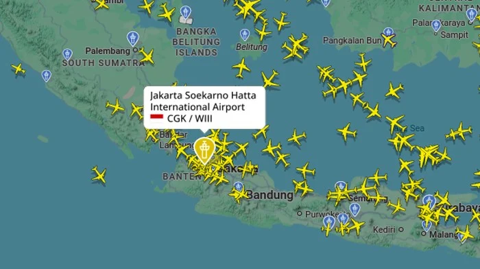 Cuaca Buruk Memaksa Pengalihan 12 Penerbangan di Bandara Soekarno‑Hatta, Penumpang Diminta Waspada