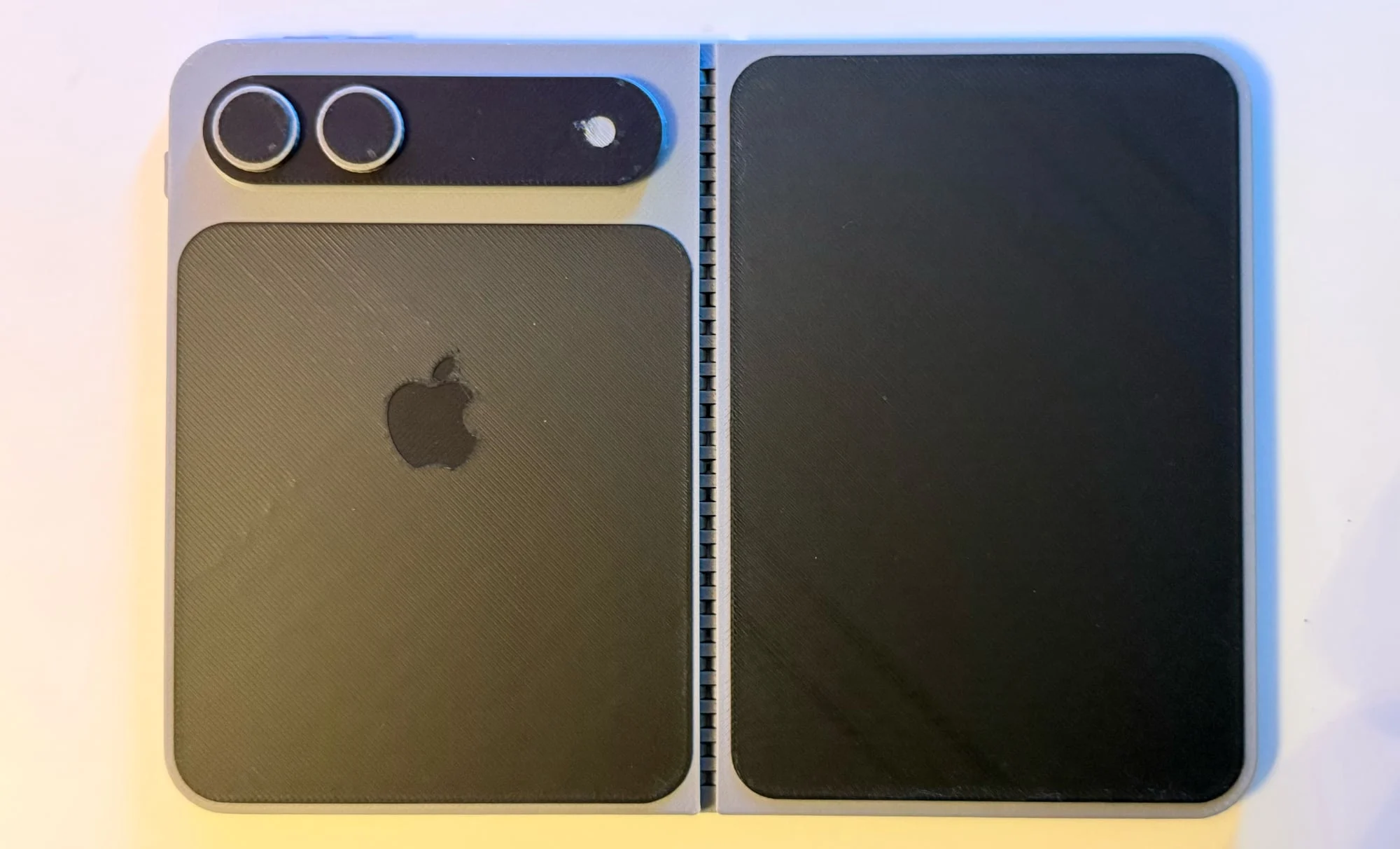 Desain Akhir iPhone Fold Terungkap Lewat Foto Dummy, Produksi Segera Dimulai