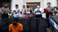 Dua Pencuri Motor Tertangkap Sambil Nikmati Rujak Cingur di Depan Kantor Polisi Surabaya