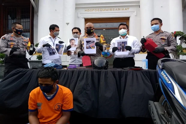 Dua Pencuri Motor Tertangkap Sambil Nikmati Rujak Cingur di Depan Kantor Polisi Surabaya