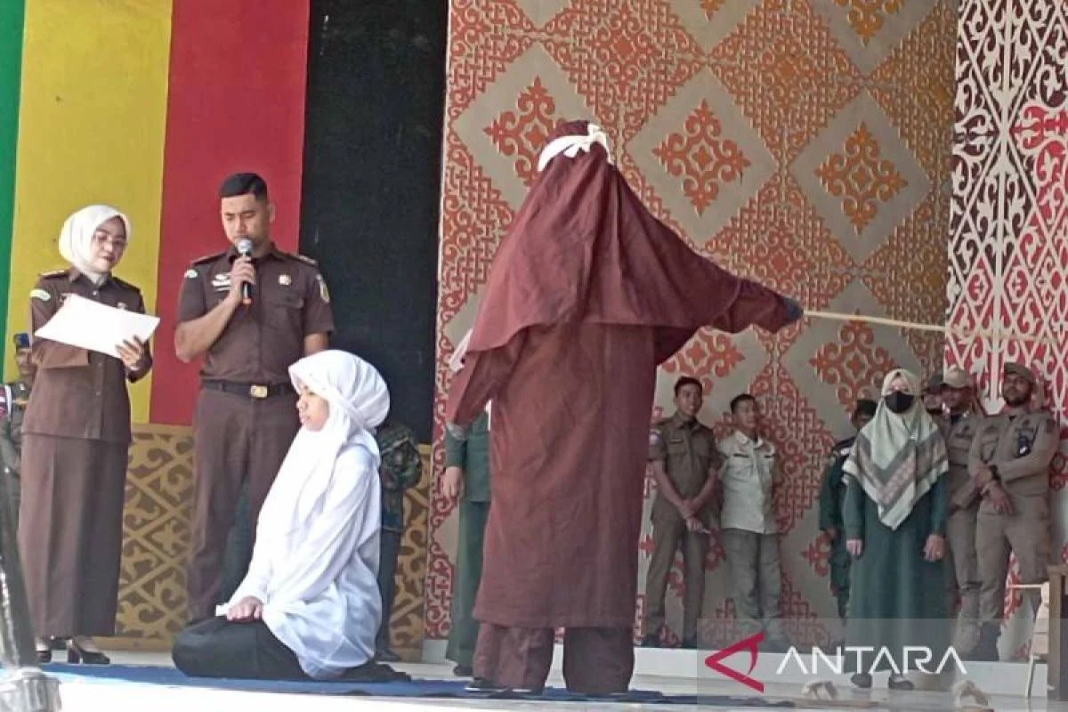 Enam Pelanggar Qanun Syariah di Banda Aceh Dihukum Cambuk, Kontroversi dan Implikasinya