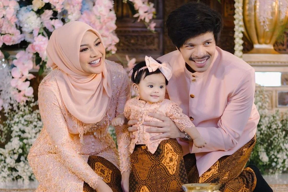 Erika Carlina Terkejut, Acara Tedak Siten Putranya Disambut Riuh dan Penuh Keceriaan