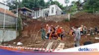 Evakuasi Dramatis, Jenazah Pepen Supendi Ditemukan di Kamar Rumah Longsor Sumedang