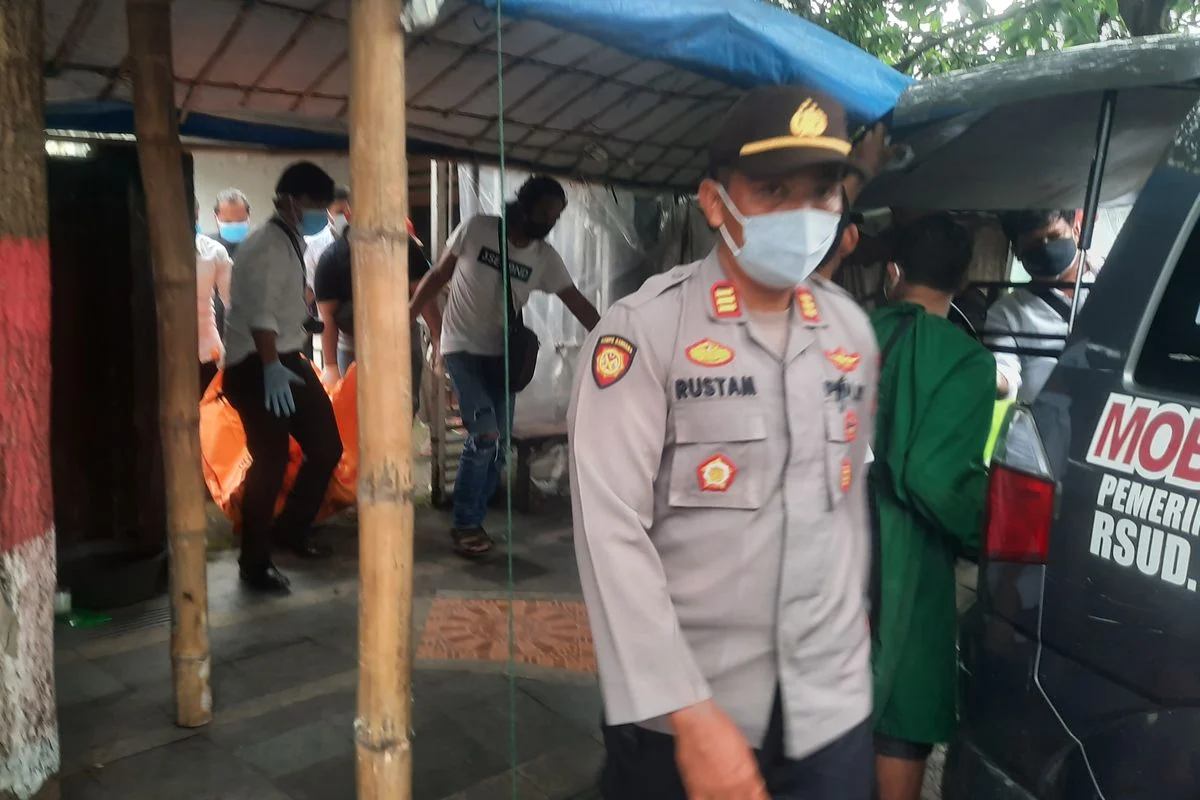 Evakuasi Dramatis Juru Parkir Iwan Terjepit Kursi di Trotoar Depan Kantor Polisi Salatiga