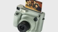 Fujifilm Instax Wide 400 Jet Black: Kamera Instan Bergaya Futuristik di Era AI