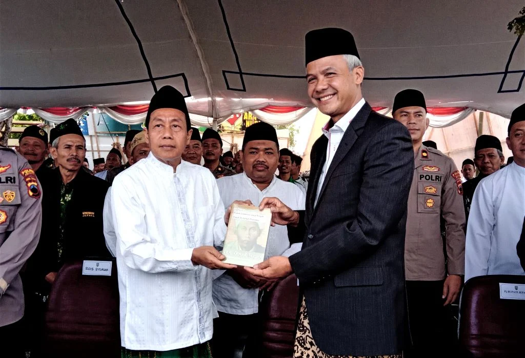 Ganjar Pranowo Ajak Masyarakat Meneladani KH Dalhar untuk Perkuat Persatuan Nasional
