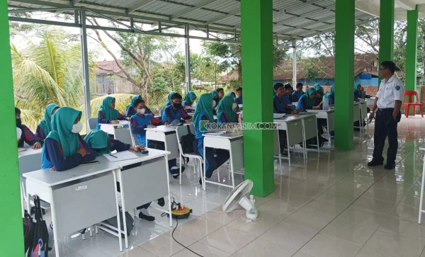 Gedung Baru Amblas dalam Setahun, Siswa SDN Kutakarang 3 Pandeglang Terpaksa Belajar di Dapur Sekolah
