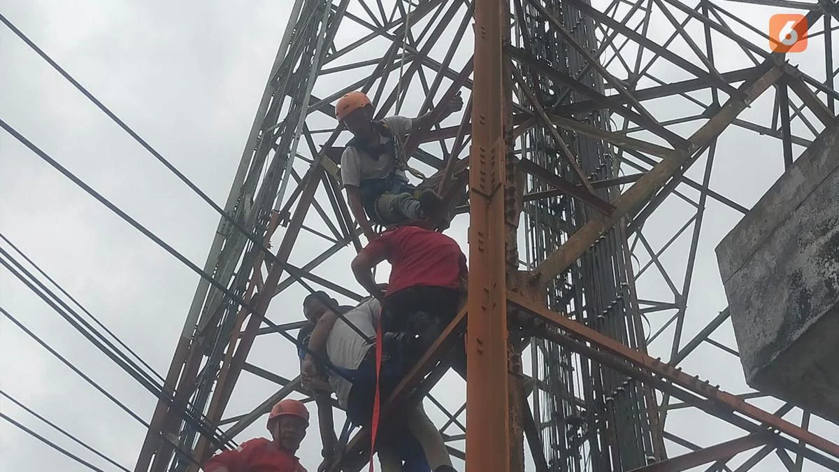 Geger di Muna: Pria 40 Tahun Panjat Menara 70 Meter Sambil Pesta Miras, Evakuasi Tiga Jam