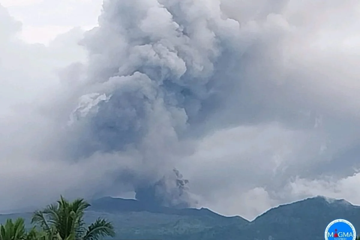 Gunung Dukono Meletus di Maluku Utara, Kolom Abu Mencapai 3.000 Meter pada Malam Jumat