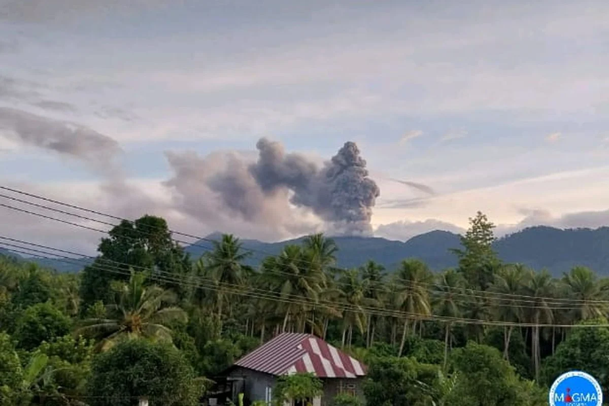 Gunung Dukono Meletus, Kolom Abu Mencapai 1.400 Meter – Warga Dihimbau Siaga