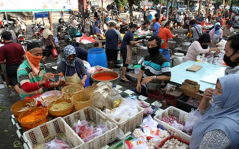 Harga Plastik Melambung, Pedagang Pasar Pondok Labu Terancam Penurunan Penjualan