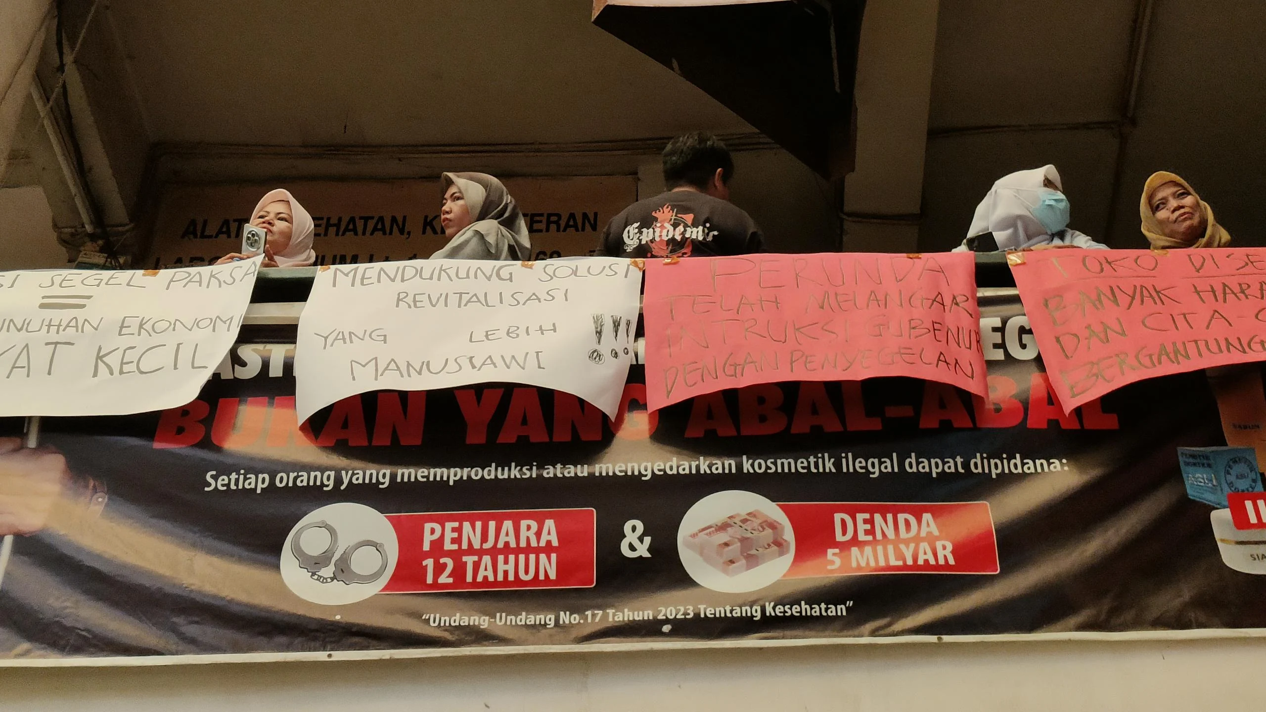 Harga Plastik Meroket 50% Akibat Konflik AS‑Iran, Pedagang Pasar Klender Tertekan