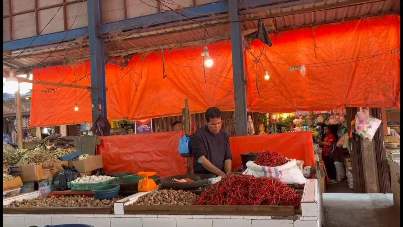 Harga Plastik Meroket, Pedagang Pasar Pondok Labu Keluhkan Penurunan Pembeli