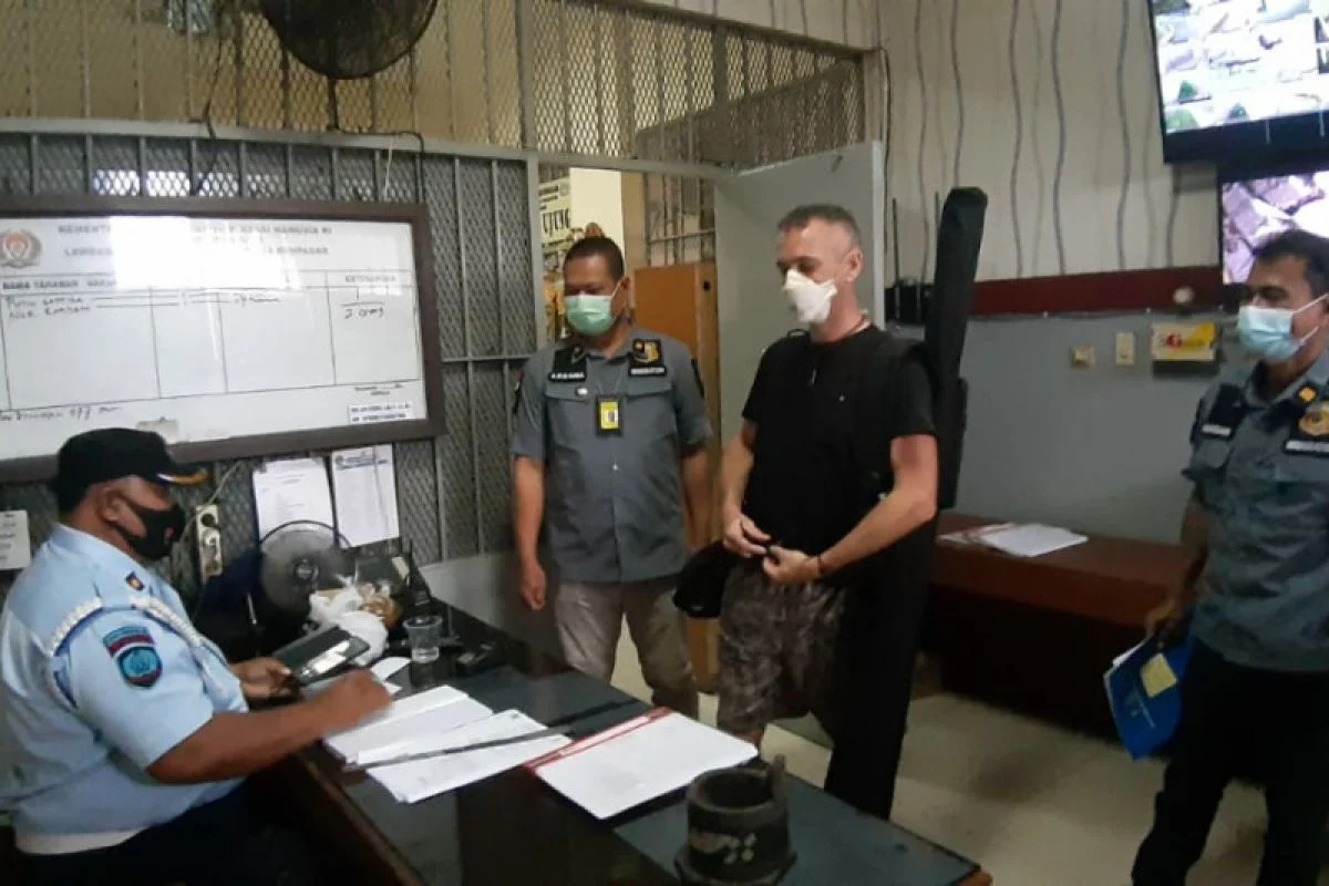 Imigrasi Ngurah Rai Bali Lakukan Deportasi Buronan Interpol Berasal Inggris, Diduga Pemimpin Jaringan Kriminal Internasional