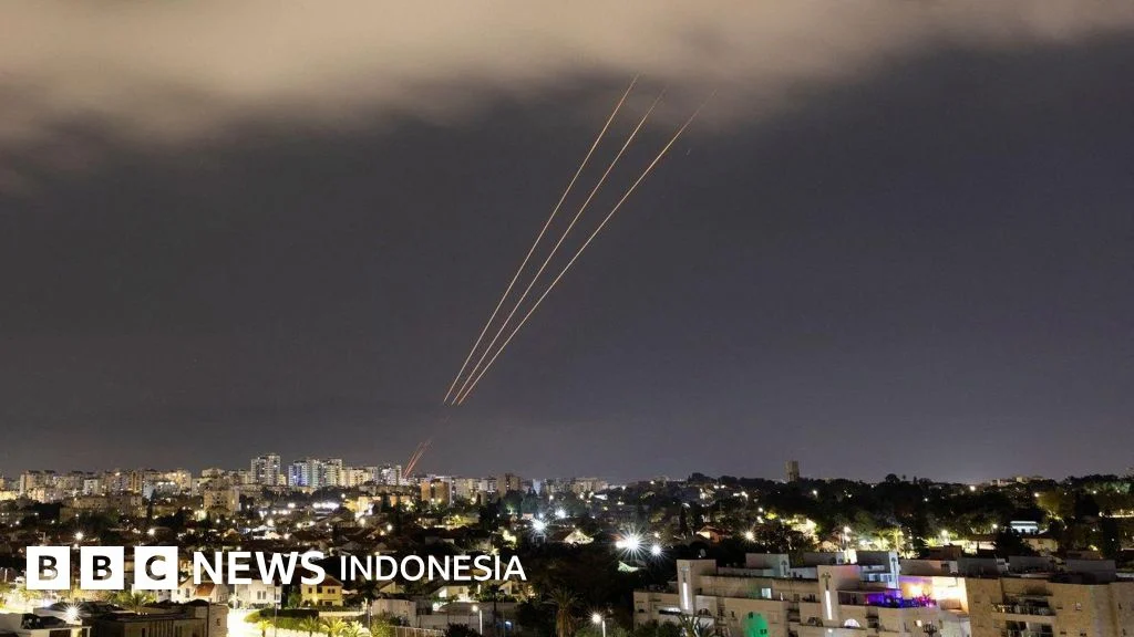 Iran Luncurkan Rudal ke Enam Kota Israel, Apartemen dan Pabrik Hancur Parah