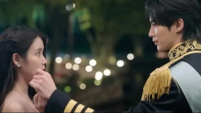IU Ungkap Kesan Pertama Bertemu Byeon Woo Seok, Aktor Tampan yang Membuatnya Terkagum