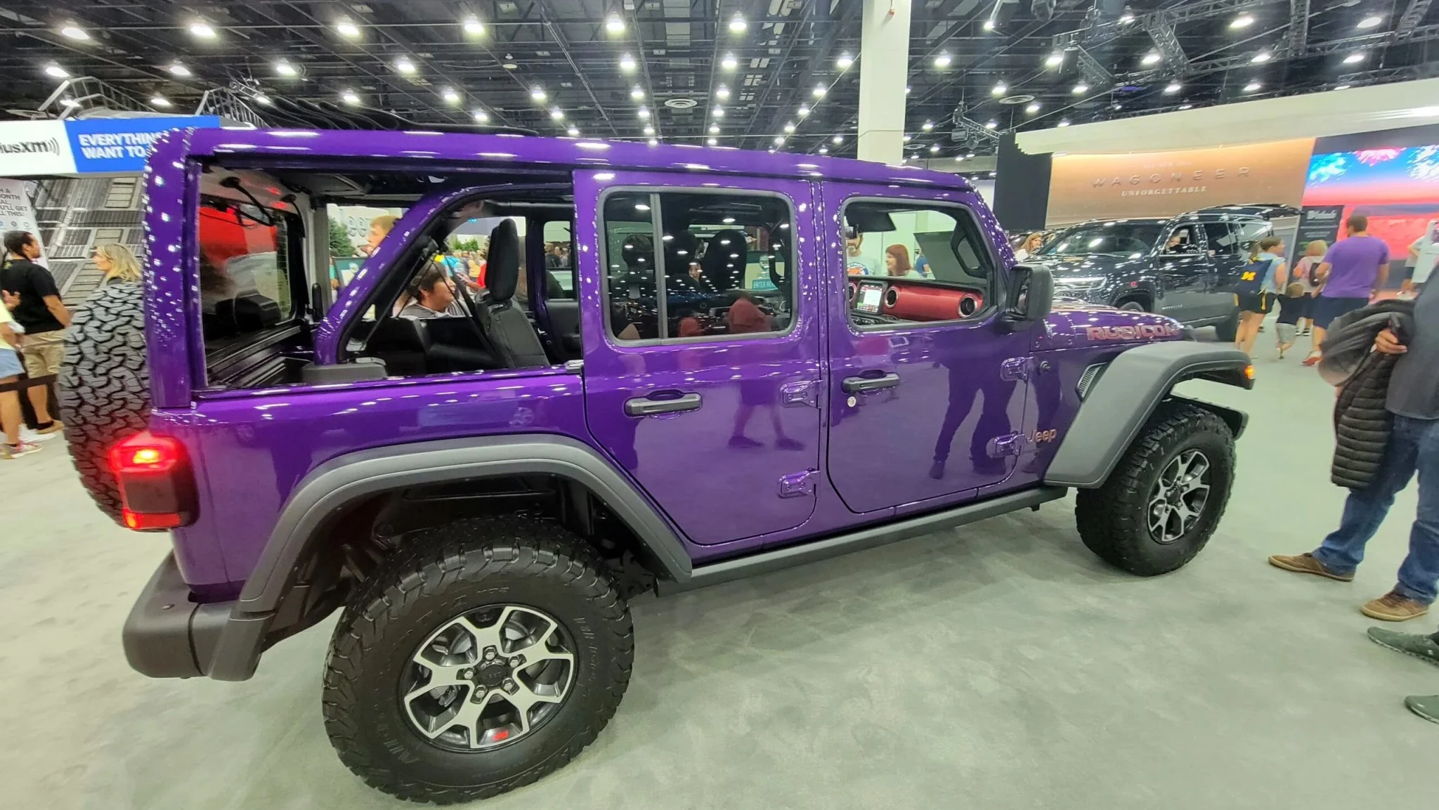 Jeep Indonesia Rilis Wrangler 2026 Edisi Ungu 'Reign' Rayakan 4x4 Day