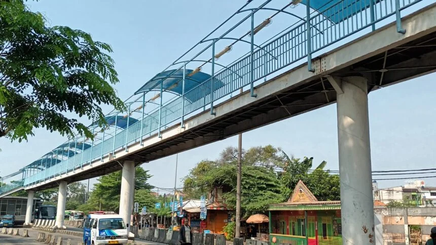 Jembatan Penyeberangan Orang Kampung Rambutan Terbengkalai, Atap Hilang dan Lantai Amblas Jadi Ancaman Bagi Pejalan Kaki