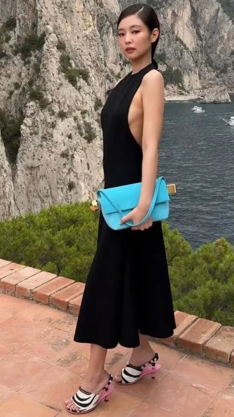Jennie BLACKPINK Guncang Panggung Fashion dengan Gaun Underboob Bergaya Jacquemus
