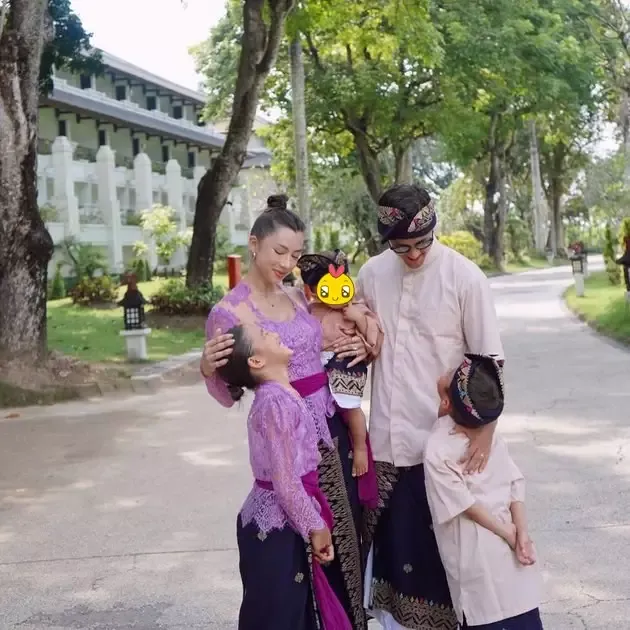 Jennifer Bachdim dan Putrinya Cuci Baju di Bathtub Amerika, Momen Keluarga yang Viral