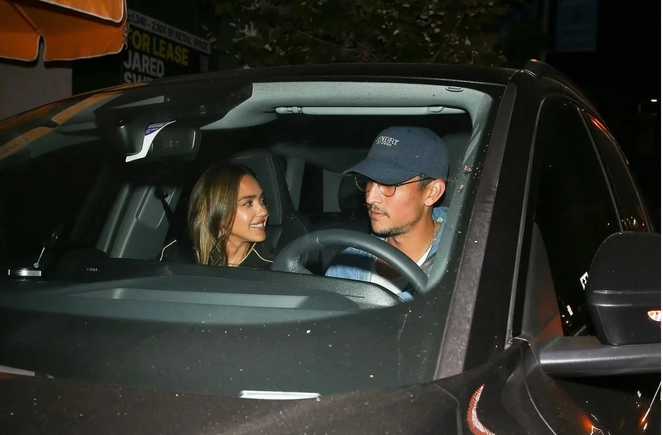 Jessica Alba dan Danny Ramirez: Cinta di Usia Berbeda, Instagram Jadi Saksi Mesra