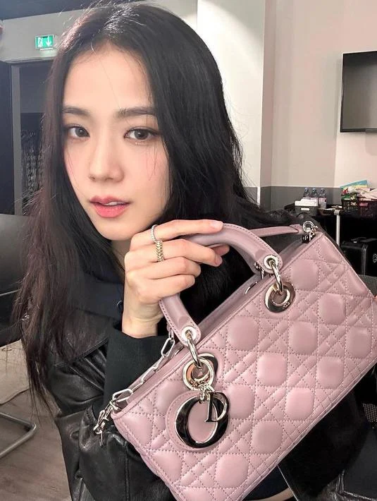 Jisoo BLACKPINK Hadiahi Staf Blissoo dengan Tas Dior Mewah, Tunjukkan Kepemimpinan Berbeda