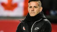 John Herdman Bermain Bola di Pantai Lombok, Netizen Puji Aura Positifnya