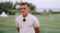 John Herdman Viral di Pantai Mandalika: Pelatih Timnas Indonesia Tampil Santai Main Bola