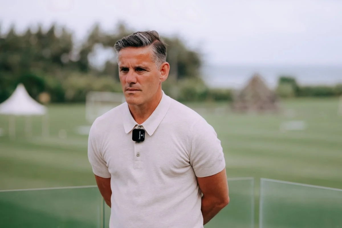 John Herdman Viral di Pantai Mandalika: Pelatih Timnas Indonesia Tampil Santai Main Bola