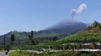 Kawasan Gunung Slamet Tutup Total: Suhu Kawah Naik Memicu Ancaman Erupsi